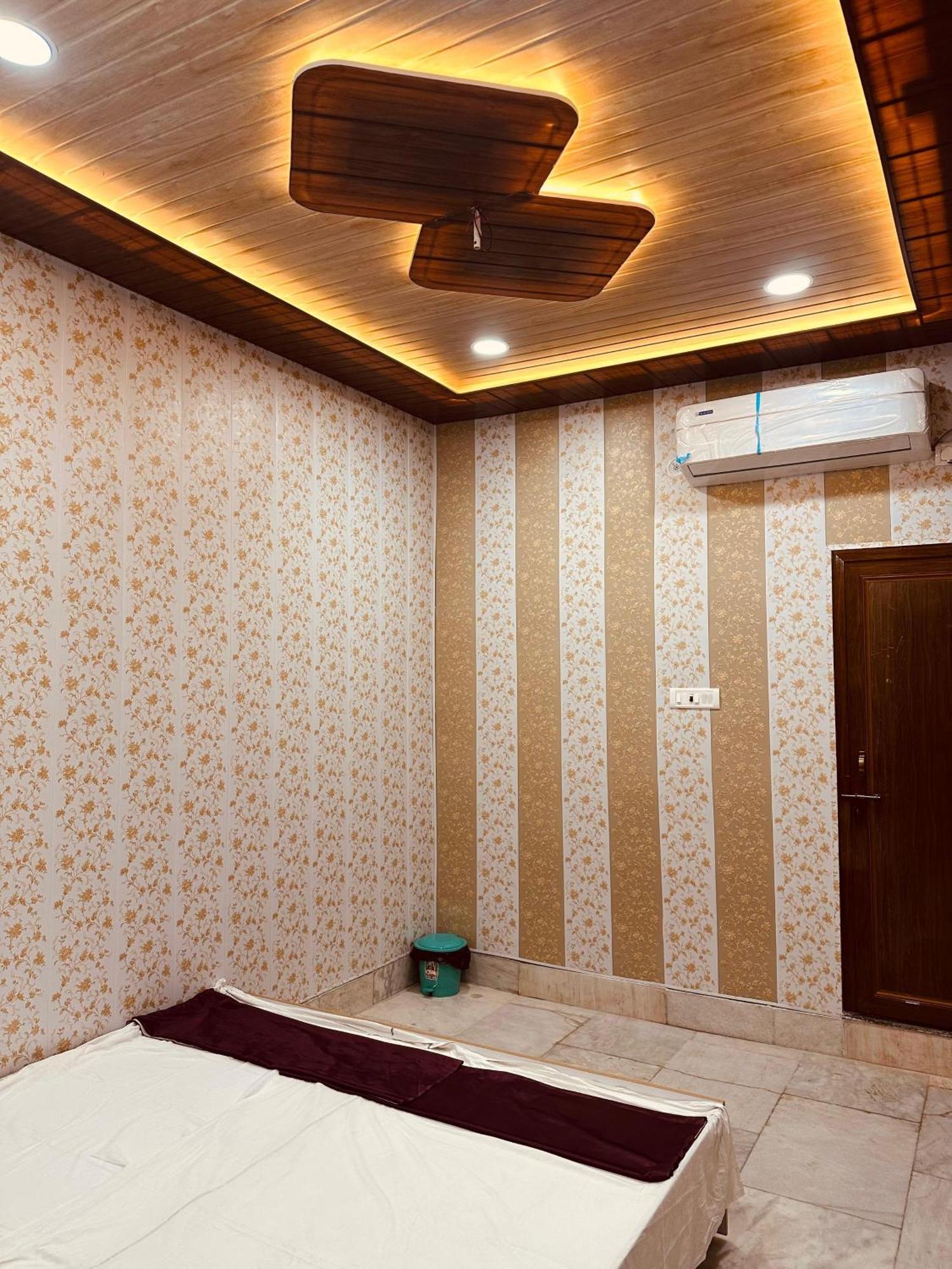 Hotel Raju Homestay Ayodhya 150 Meters From Shree Ram Janmbhoomi Temple 200 Meters From Ayodhya Dham Railway Station 外观 照片