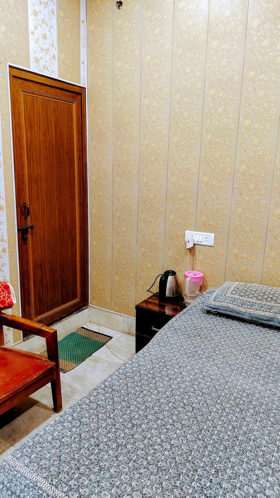 Hotel Raju Homestay Ayodhya 150 Meters From Shree Ram Janmbhoomi Temple 200 Meters From Ayodhya Dham Railway Station 外观 照片
