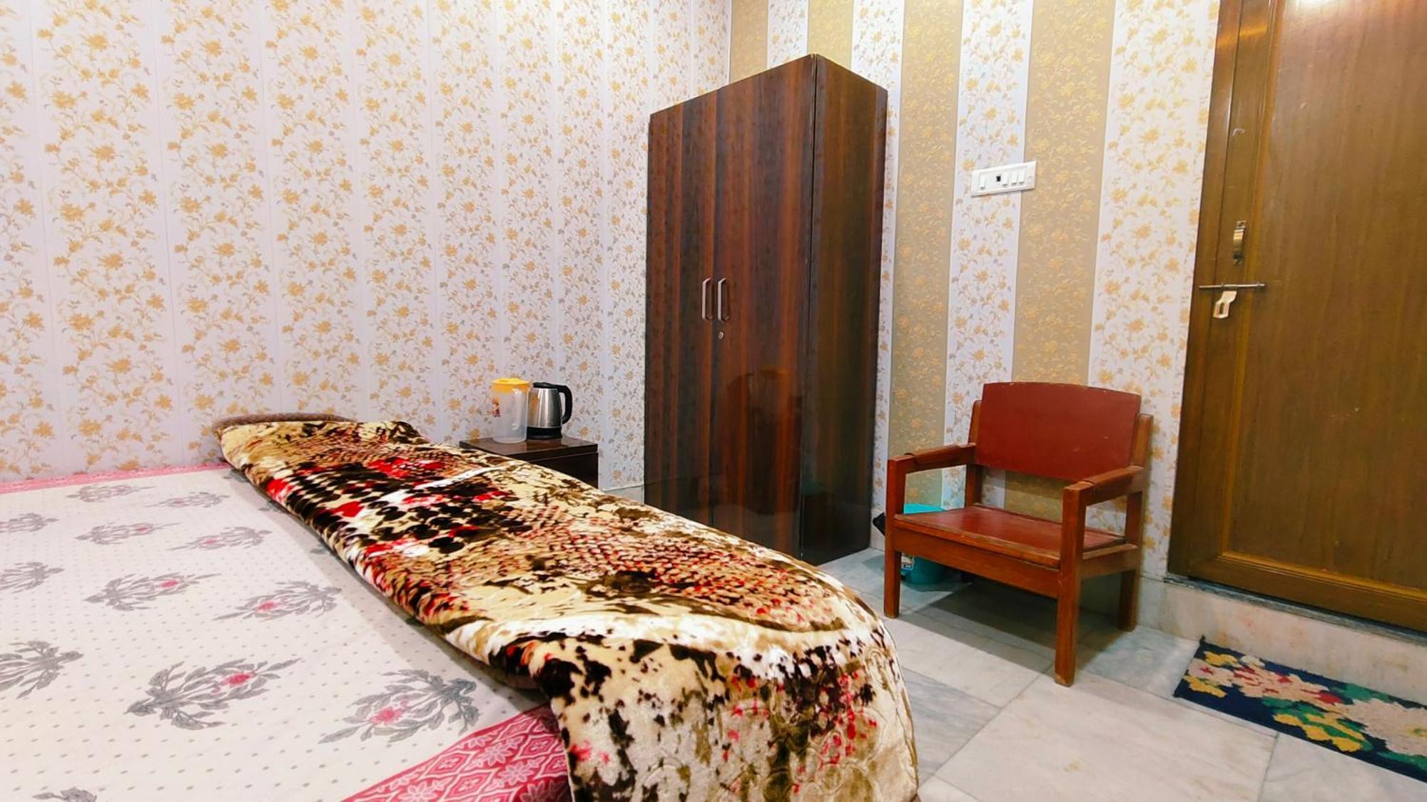Hotel Raju Homestay Ayodhya 150 Meters From Shree Ram Janmbhoomi Temple 200 Meters From Ayodhya Dham Railway Station 外观 照片